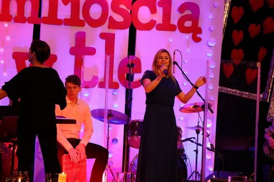 Grafika #6: Recital Z miłością w tle