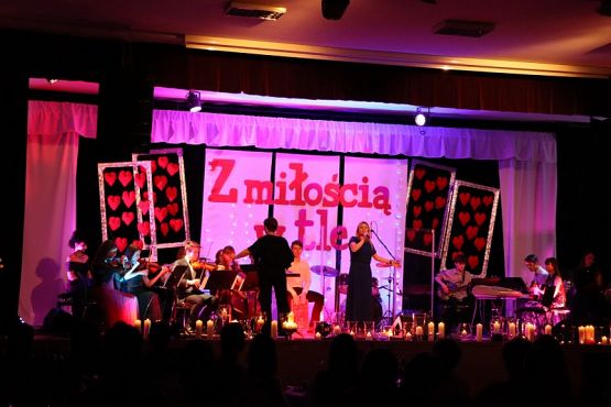 Grafika #7: Recital Z miłością w tle