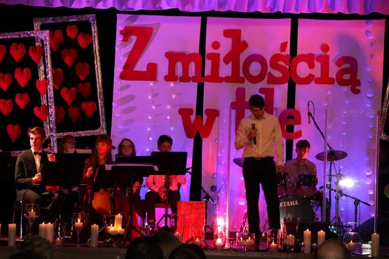 Grafika #12: Recital Z miłością w tle